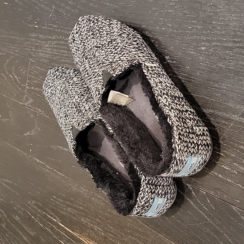 Toms Black and White Sweater Knit with Faux Fur Alpargatas Women's Size 8.5